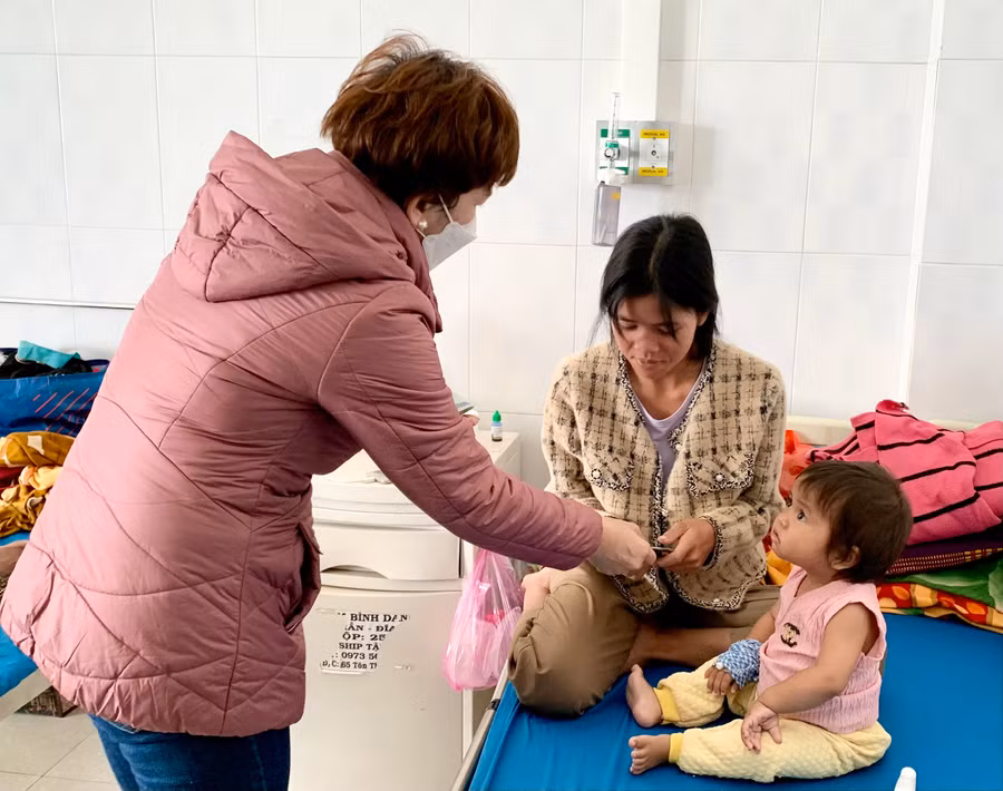 Ngoài trang trí mang không khí Tết đến cho các bệnh nhi, Ban công tác xã hội tại bệnh viện còn vận động các nhà hảo tâm, Mạnh Thường Quân thăm, tặng quà đến các bệnh nhi nghèo khó khăn đang nằm điều trị tại bệnh viện giúp bệnh nhi có thêm điều kiện điều trị bệnh. Ảnh: Như Nguyện