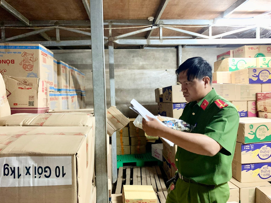 Đoàn kiểm tra tại Hộ kinh doanh tạp hóa, bánh, kẹo, nước giải khát (68 Nguyễn Bá Ngọc, phường Chi Lăng, TP. Pleiku). Ảnh: Như Nguyện