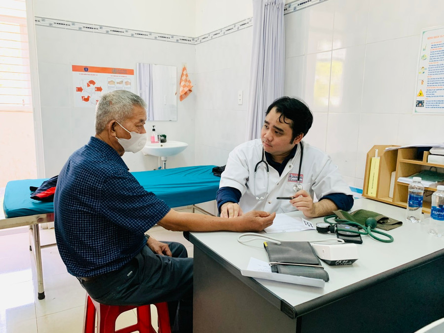 Bác sĩ Bệnh viện Trung ương Huế thăm khám bệnh tim mạch cho người dân. Ảnh: Như Nguyện Bác sĩ Bệnh viện Trung ương Huế thăm khám bệnh tim mạch cho người dân. Ảnh: Như Nguyện