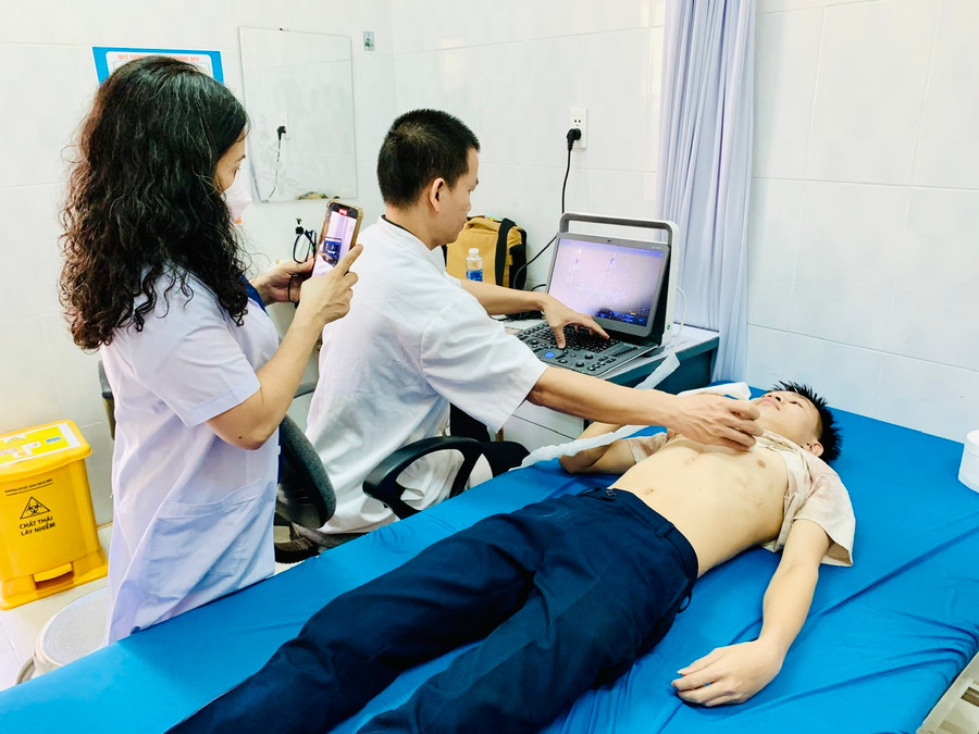 Bác sĩ thăm khám cho con trai chị Trần Thị Nhượng (thôn Hợp Nhất, xã Ia Yok, huyện Ia Grai). Ảnh: Như Nguyện Bác sĩ thăm khám cho con trai chị Trần Thị Nhượng (thôn Hợp Nhất, xã Ia Yok, huyện Ia Grai). Ảnh: Như Nguyện