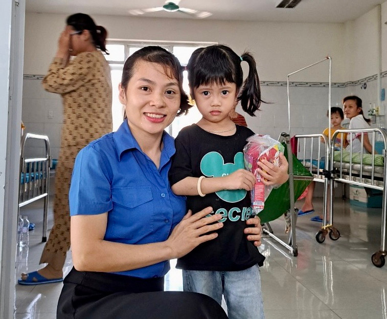 Đại diện Chi đoàn Bệnh viện Nhi Gia Lai tặng quà cho bệnh nhi. Ảnh: Như Nguyện