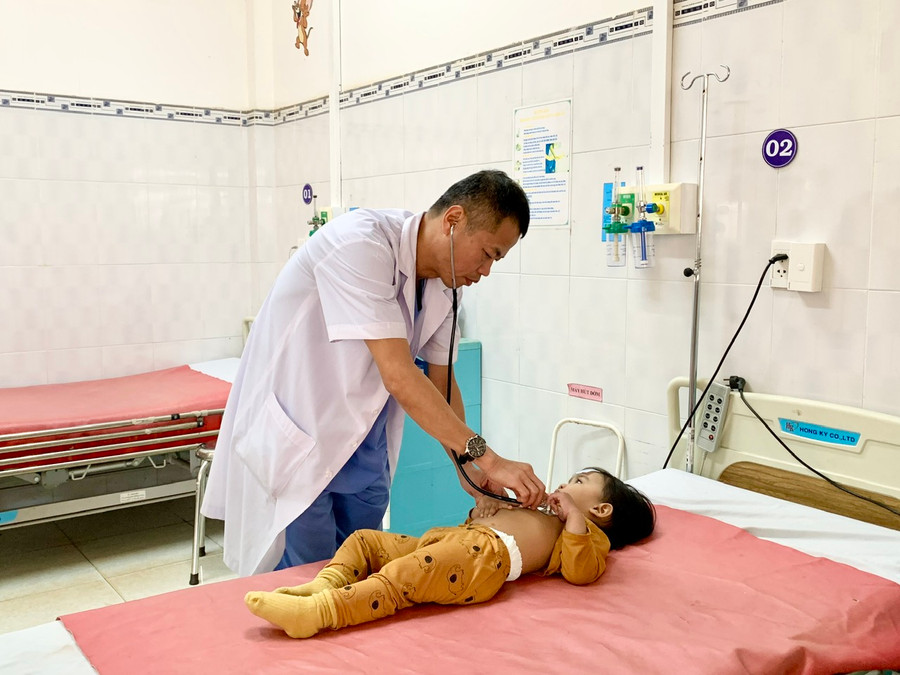 Khám cấp cứu cho bệnh nhi tại Bệnh viện Nhi Gia Lai. Ảnh: Như Nguyện Khám cấp cứu cho bệnh nhi tại Bệnh viện Nhi Gia Lai. Ảnh: Như Nguyện