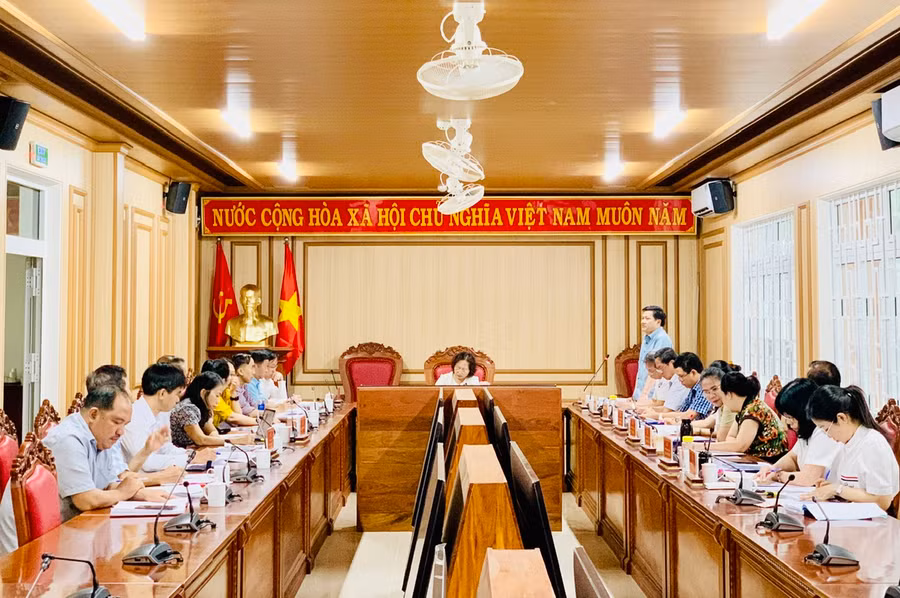 Chiều 6-8, đoàn giám sát của thường trực HĐND tỉnh về “Việc đấu thầu, cung ứng thuốc thuộc danh mục được quỹ BHYT thanh toán của các cơ sở y tế công lập thuộc tỉnh quản lý giai đoạn 2021-2024” đã có buổi giám sát đối với Sở Y tế. Ảnh: Như Nguyện