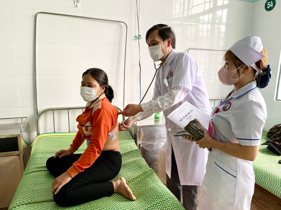 Bác sĩ thăm khám bệnh cho bệnh nhân tại Trung tâm Y tế huyện Chư Păh. Ảnh: Như Nguyện Bác sĩ thăm khám bệnh cho bệnh nhân tại Trung tâm Y tế huyện Chư Păh. Ảnh: Như Nguyện