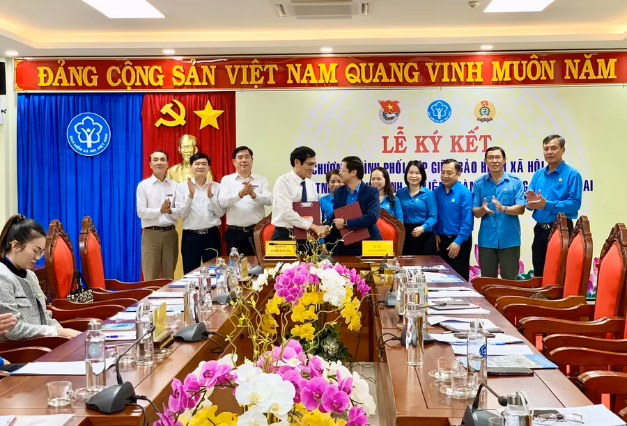 BHXH Gia Lai ký kết chương trình phối hợp với Liên đoàn Lao động tỉnh. Ảnh: Như Nguyện
