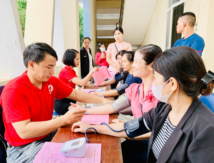 Chương trình “Hành trình Đỏ-Giọt hồng Cao Nguyên” năm 2024 Phấn đấu tiếp nhận tối thiểu 500 đơn vị máu nhằm phục vụ công tác cấp cứu, điều trị bệnh tại các Bệnh viện trong tỉnh. Ảnh: Như Nguyện