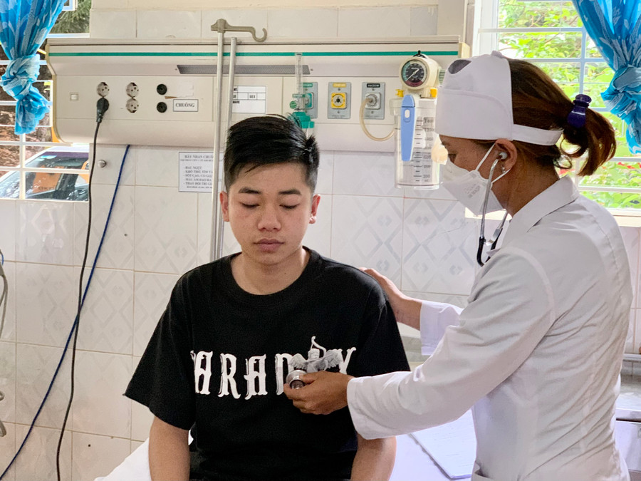 Bác sĩ Trung tâm Y tế TP. Pleiku thăm khám cho một bệnh nhân mắc SXH. Ảnh: Như Nguyện Bác sĩ Trung tâm Y tế TP. Pleiku thăm khám cho một bệnh nhân mắc SXH. Ảnh: Như Nguyện