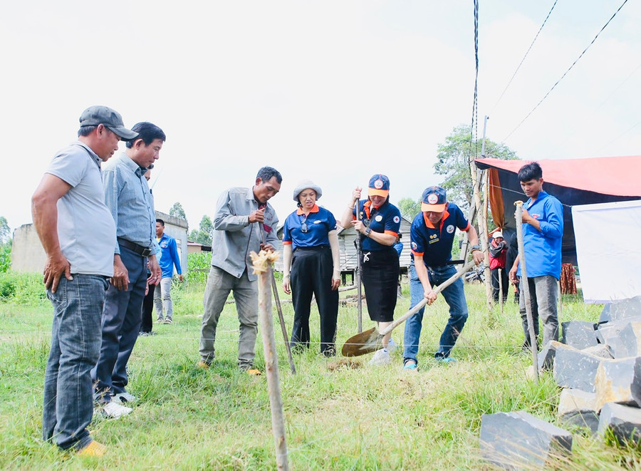 Đại diện Câu lạc bộ Ngôi nhà yêu thương, nhà tài trợ và chính quyền địa phương động thổ, khởi công xây dựng nhà cho ông Đinh Mun. Ảnh: Câu lạc bộ cung cấp