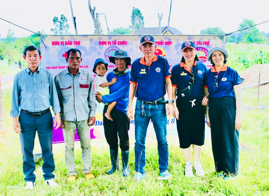 Đại diện Câu lạc bộ Ngôi nhà yêu thương, nhà tài trợ và chính quyền địa phương chụp ảnh cùng gia đình trước khi khởi công xây dựng nhà. Ảnh: Câu lạc bộ cung cấp