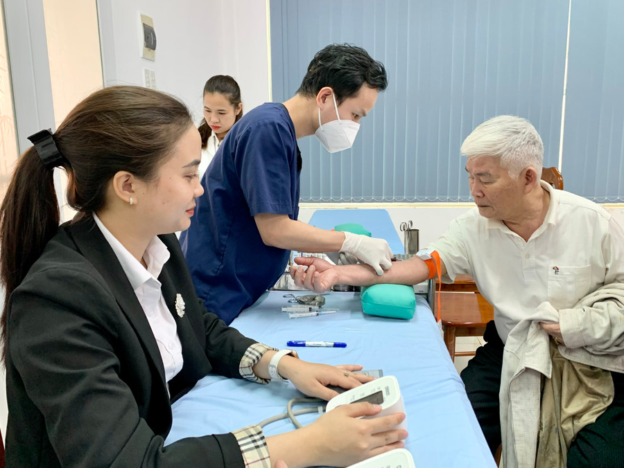 Tham gia sinh hoạt, các cụ còn được tầm soát và trả kết quả tầm soát đái tháo đường, được tặng thuốc miễn phí. Ảnh: Như Nguyện Tham gia sinh hoạt, các cụ còn được tầm soát và trả kết quả tầm soát đái tháo đường, được tặng thuốc miễn phí. Ảnh: Như Nguyện