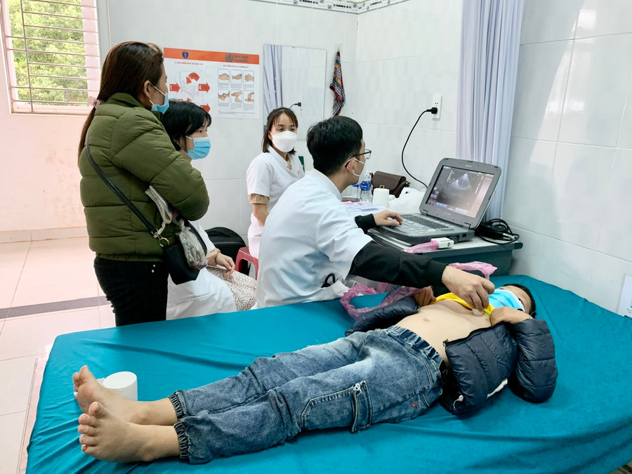 Trường hợp bệnh nhân dưới 18 tuổi mắc bệnh tim bẩm sinh và có giấy chuyển tuyến đúng quy định đến Bệnh viện Trung ương Huế thì sẽ được mổ miễn phí 100% chi phí phẫu thuật sau khi trừ các khoản Bảo hiểm y tế chi trả. Ảnh: Như Nguyện Trường hợp bệnh nhân dưới 18 tuổi mắc bệnh tim bẩm sinh và có giấy chuyển tuyến đúng quy định đến Bệnh viện Trung ương Huế thì sẽ được mổ miễn phí 100% chi phí phẫu thuật sau khi trừ các khoản Bảo hiểm y tế chi trả. Ảnh: Như Nguyện