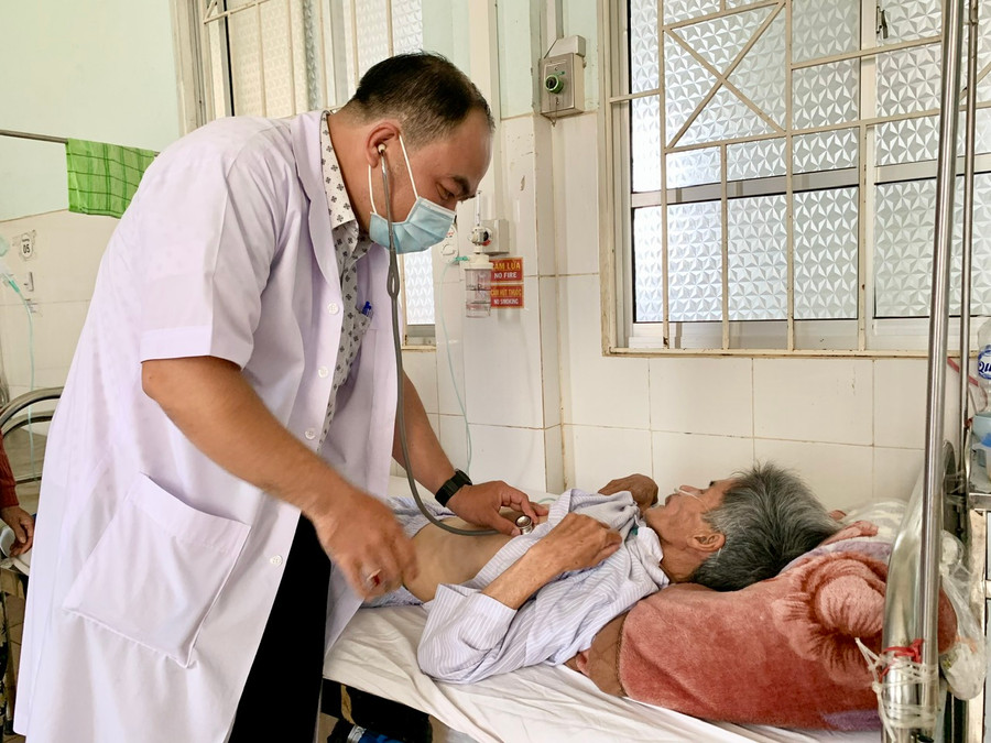 Bác sĩ thăm khám cho bệnh nhân lao tại Bệnh viện Lao và bệnh phổi Gia Lai. Ảnh: Như Nguyện Bác sĩ thăm khám cho bệnh nhân lao tại Bệnh viện Lao và bệnh phổi Gia Lai. Ảnh: Như Nguyện