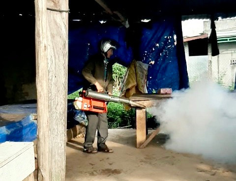 Cán bộ y tế huyện Chư Prông phun thuốc diệt muỗi tại một ổ dịch SXH trên địa bàn. Ảnh: Như Nguyện