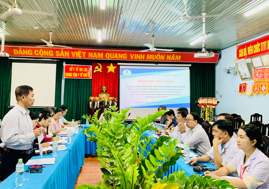 Sáng 19-7, Đoàn giám sát của Hội đồng Nhân dân tỉnh Gia Lai giám sát đấu thầu, cung ứng thuốc tại huyện Chư Sê. Ảnh: Như Nguyện