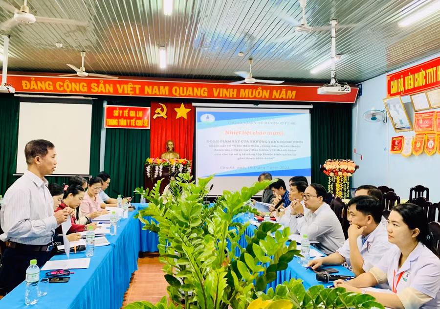 Sáng 19-7, Đoàn giám sát của Hội đồng Nhân dân tỉnh Gia Lai giám sát đấu thầu, cung ứng thuốc tại huyện Chư Sê. Ảnh: Như Nguyện