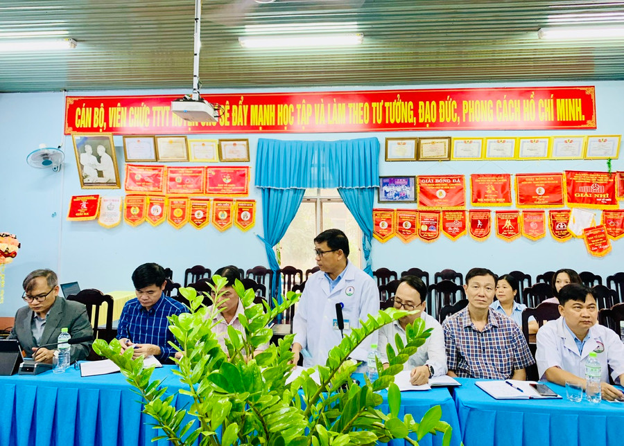 Ông Trương Minh Cẩn-Giám đốc Trung tâm Y tế huyện Chư Sê báo cáo công tác đầu thầu, cung ứng thuốc tại đơn vị. Ảnh: Như Nguyện