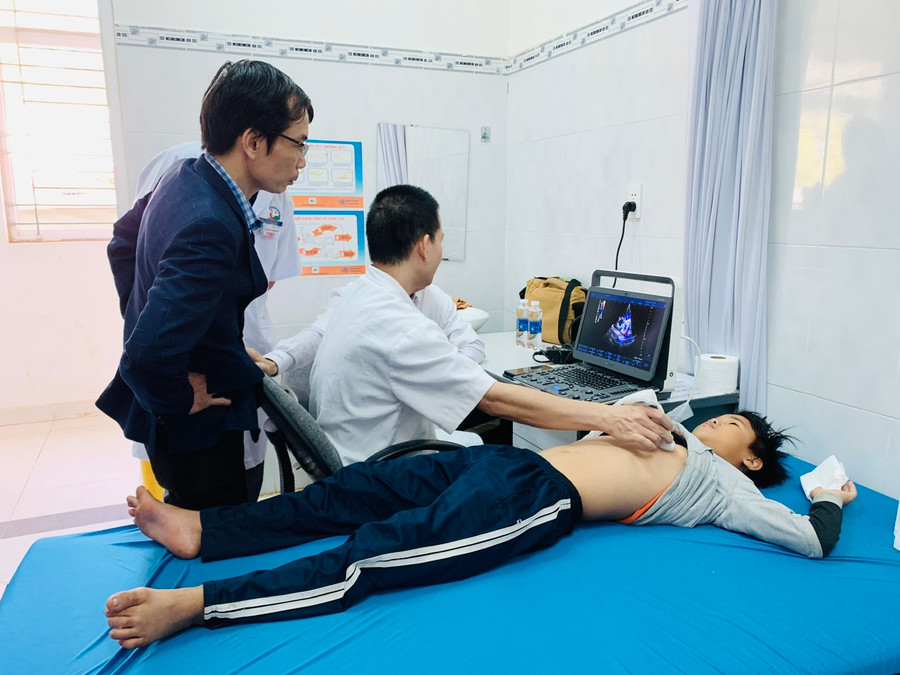 Bác sĩ Bệnh viện Trung ương Huế thăm khám bệnh tim mạch cho người dân. Ảnh: Như Nguyện Bác sĩ Bệnh viện Trung ương Huế thăm khám bệnh tim mạch cho người dân. Ảnh: Như Nguyện