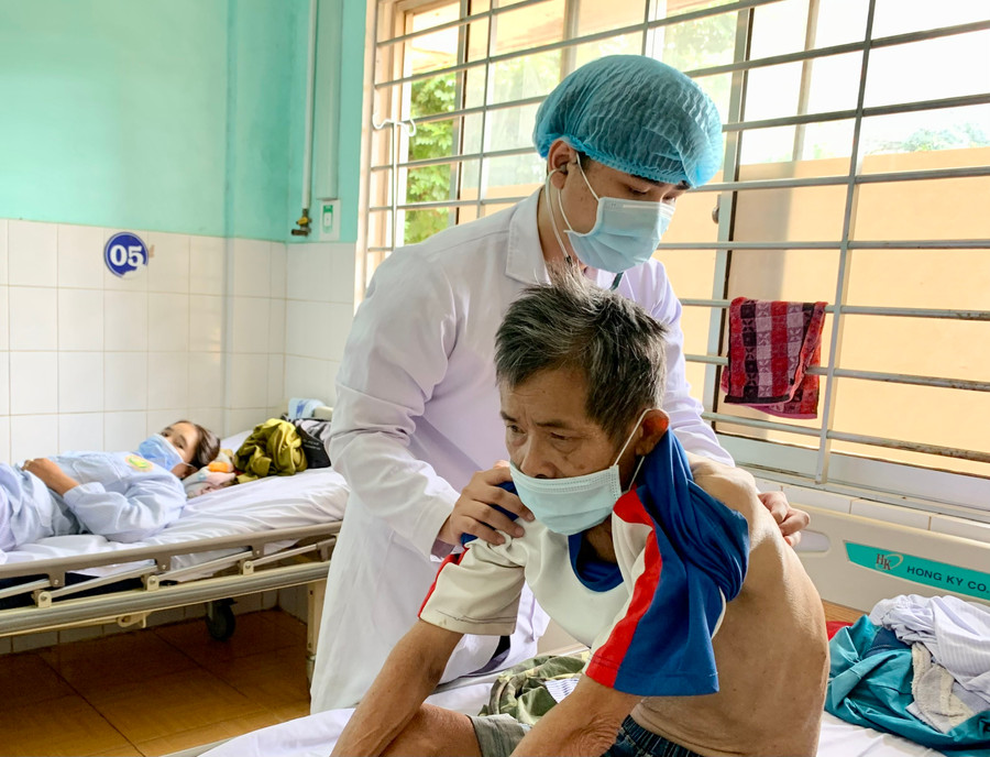 Y-bác sĩ Bệnh viện Đa khoa tỉnh sẵn sàng khám-chữa bệnh, cấp cứu cho người dân trong dịp Tết. Ảnh: Như Nguyện