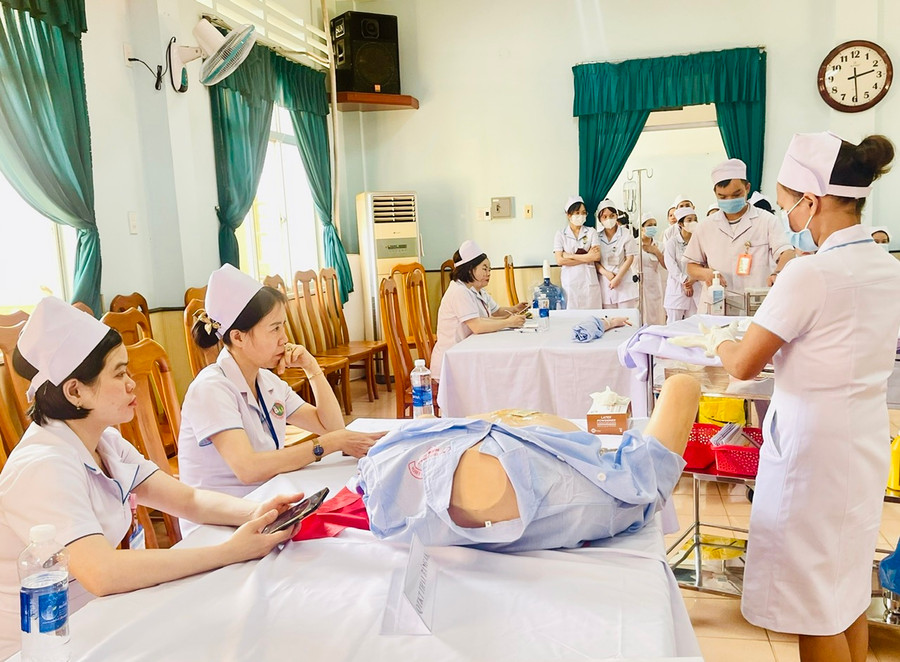 Các thí sinh thi thực hành. Ảnh: Như Nguyện