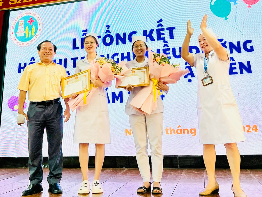 Đại diện ban tổ chức trao giải nhất cho Khối Lâm sàng và Khối Cận lâm sàng. Ảnh: Như Nguyện