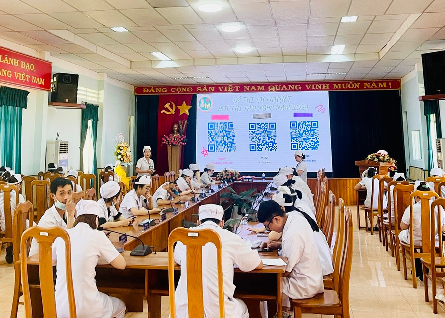 Các thí sinh trong phần thi lý thuyết. Ảnh: Như Nguyện