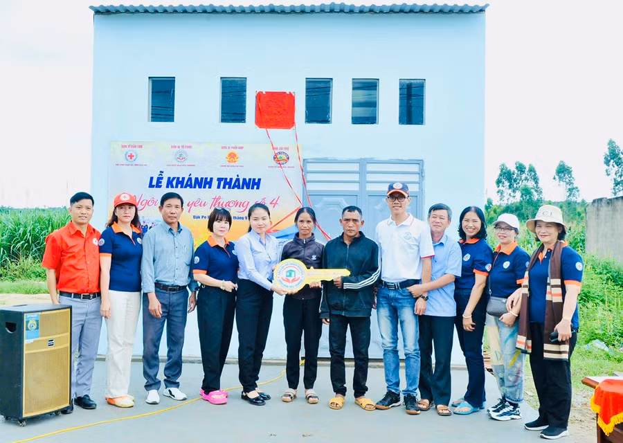 Đại diện Câu lạc bộ Ngôi nhà yêu thương, nhà tài trợ và chính quyền địa phương bàn giao nhà cho ông Đinh Mun. Ảnh: Câu lạc bộ cung cấp