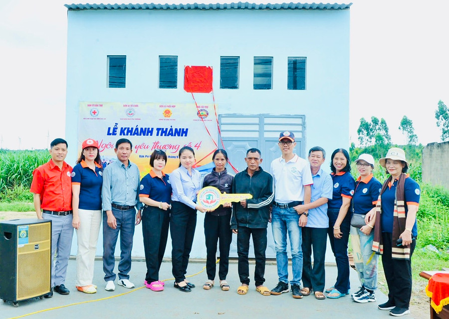 Đại diện Câu lạc bộ Ngôi nhà yêu thương, nhà tài trợ và chính quyền địa phương bàn giao nhà cho ông Đinh Mun. Ảnh: Câu lạc bộ cung cấp