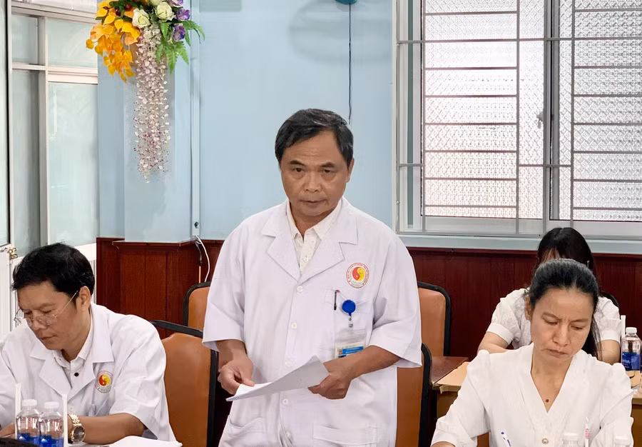 Bác sĩ Lý Tiến Thành-Phó Giám đốc phụ trách Bệnh viện YHCT-PHCN tỉnh phát biểu tại buổi giám sát. Ảnh: Như Nguyện