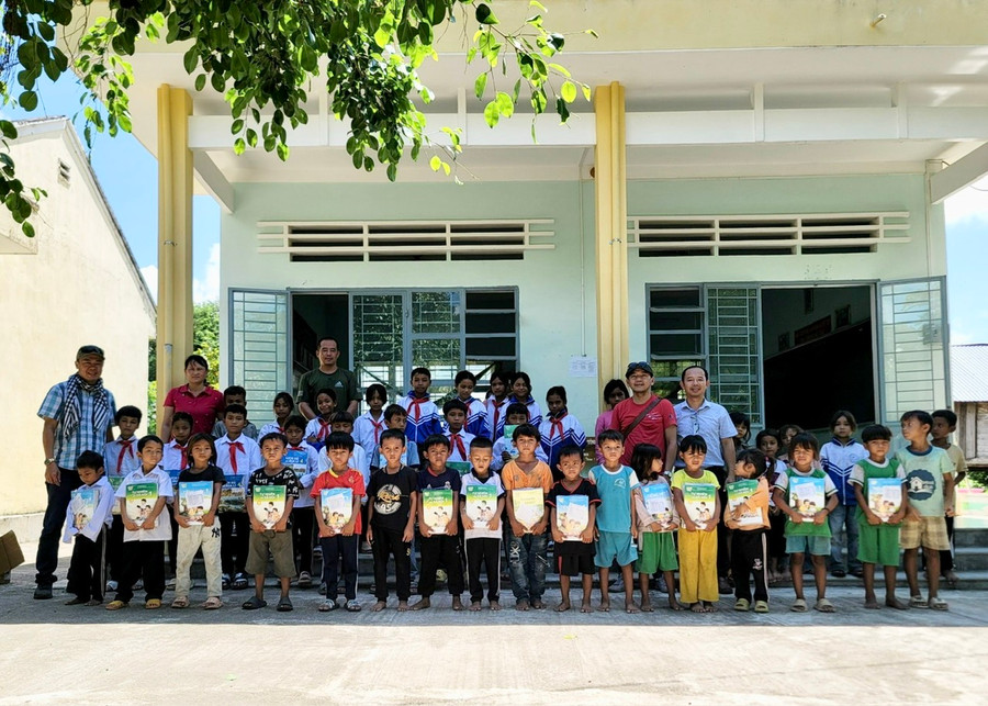 Đại diện Quỹ Hỗ trợ bệnh nhân nghèo Gia Lai trao sách giáo khoa cho các em học sinh. Ảnh: Như Nguyện Đại diện Quỹ Hỗ trợ bệnh nhân nghèo Gia Lai trao sách giáo khoa cho các em học sinh. Ảnh: Như Nguyện