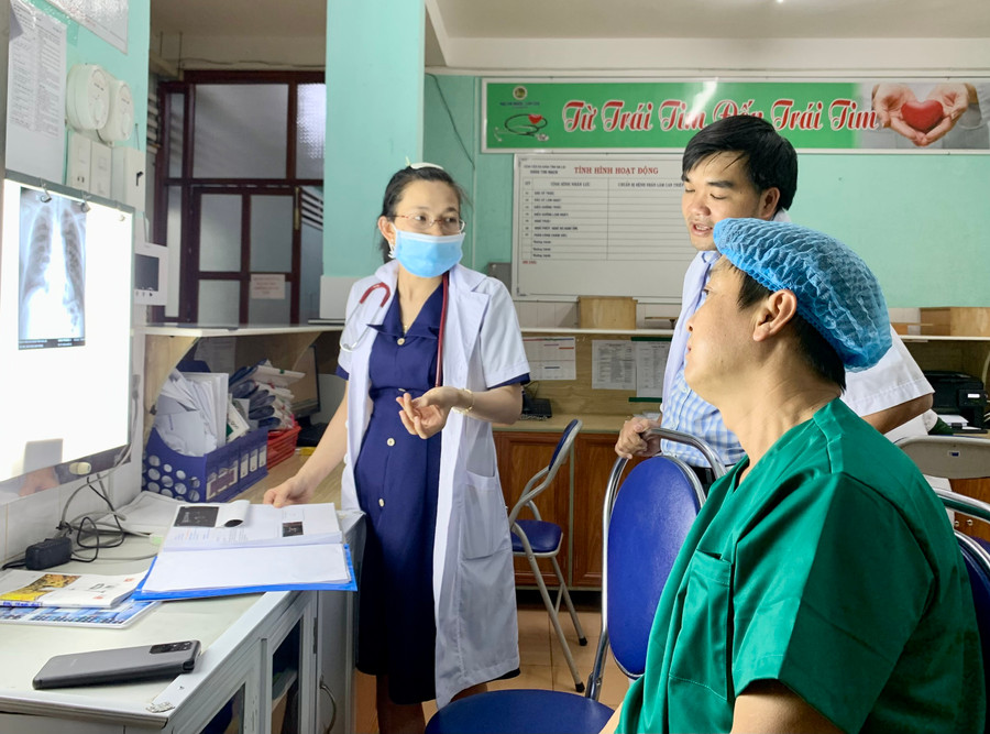 Bác sĩ Khoa tim mạch trao đổi chuyên môn trước khi can thiệp mạch cho bệnh nhân. Ảnh: Như Nguyện Bác sĩ Khoa tim mạch trao đổi chuyên môn trước khi can thiệp mạch cho bệnh nhân. Ảnh: Như Nguyện