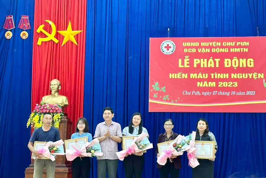 UBND huyện Chư Pưh tuyên dương tập thể và cá nhân có thành tích xuất sắc trong phong trào hiến máu tình nguyện năm 2023. Ảnh: Như Nguyện UBND huyện Chư Pưh tuyên dương tập thể và cá nhân có thành tích xuất sắc trong phong trào hiến máu tình nguyện năm 2023. Ảnh: Như Nguyện
