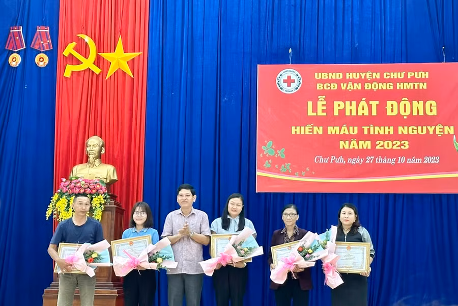 UBND huyện Chư Pưh tuyên dương tập thể và cá nhân có thành tích xuất sắc trong phong trào hiến máu tình nguyện năm 2023. Ảnh: Như Nguyện UBND huyện Chư Pưh tuyên dương tập thể và cá nhân có thành tích xuất sắc trong phong trào hiến máu tình nguyện năm 2023. Ảnh: Như Nguyện