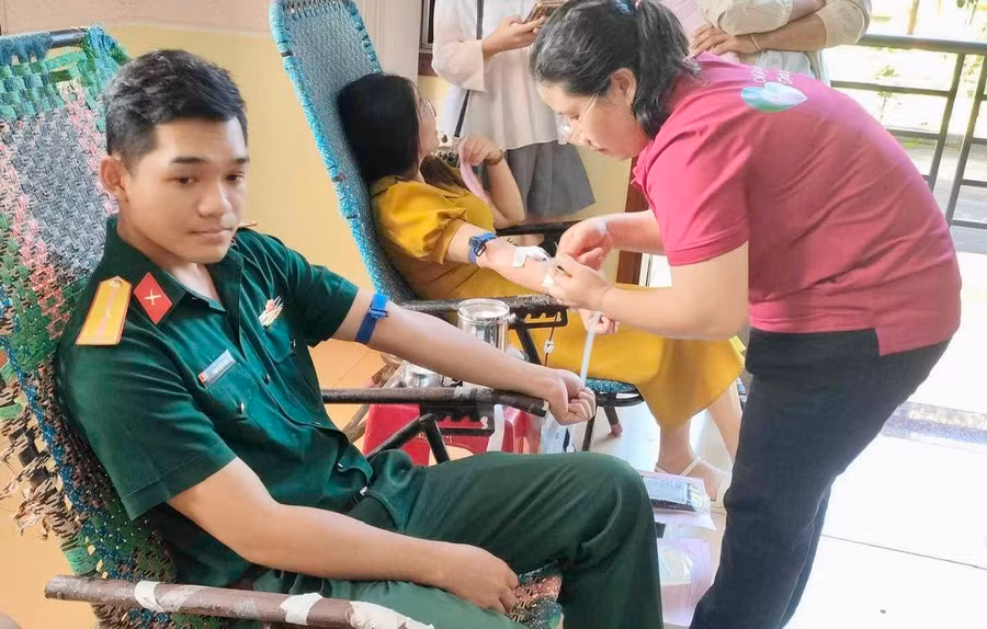 Người dân hiến máu tình nguyện tại lễ phát động. Ảnh: Như Nguyện