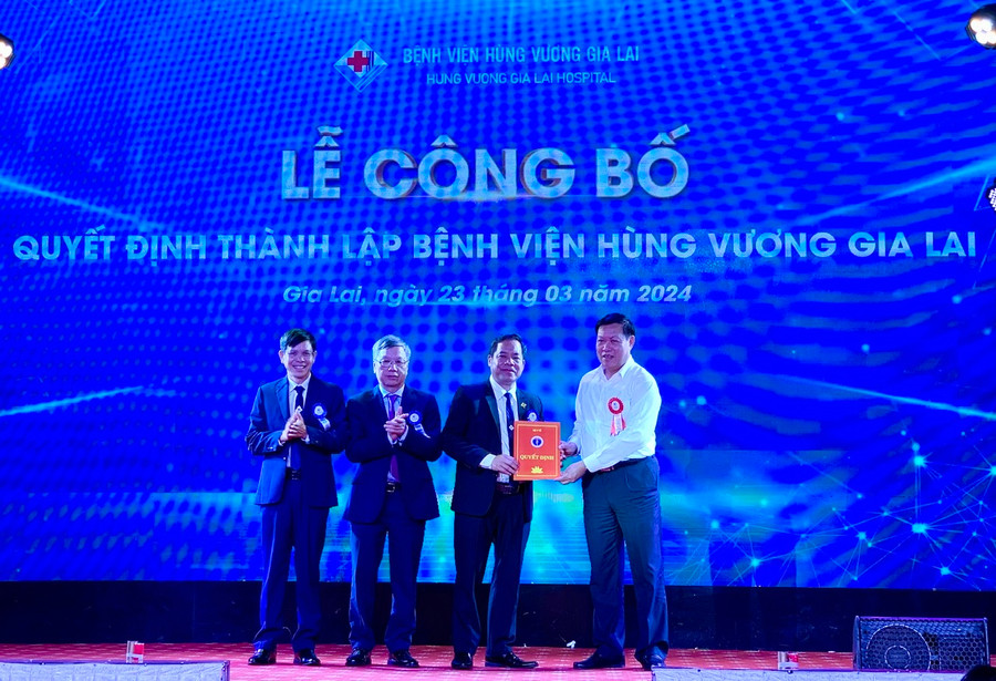 Ông Đỗ Xuân Tuyên (áo trắng)-Thứ trưởng Thường trực Bộ Y tế trao quyết định thành lập Bệnh viện Hùng Vương Gia Lai. Ảnh: Như Nguyện Ông Đỗ Xuân Tuyên (áo trắng)-Thứ trưởng Thường trực Bộ Y tế trao quyết định thành lập Bệnh viện Hùng Vương Gia Lai. Ảnh: Như Nguyện