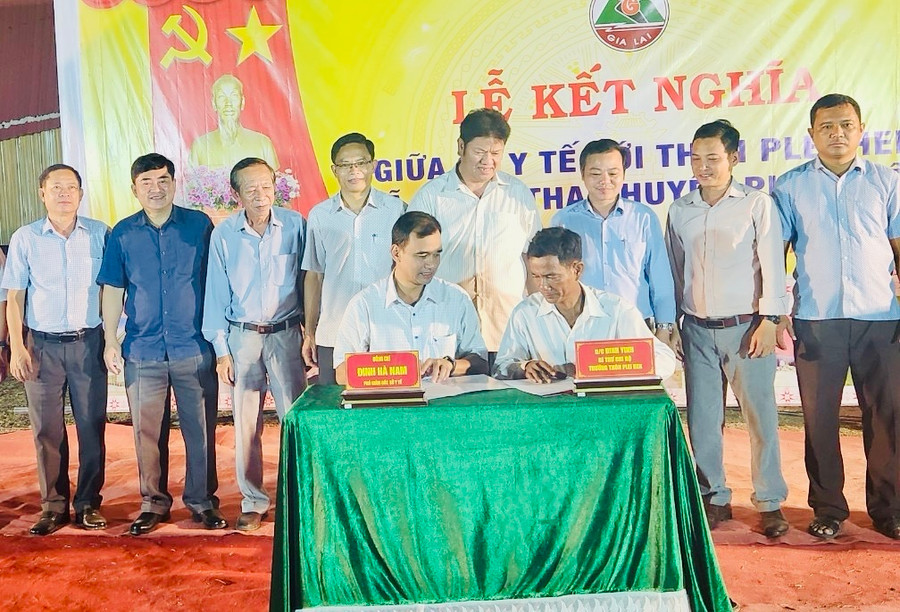 Lãnh đạo Sở Y tế Gia Lai và đại diện thôn Plei Hek ký kết giao ước kết nghĩa. Ảnh: Như Nguyện Lãnh đạo Sở Y tế Gia Lai và đại diện thôn Plei Hek ký kết giao ước kết nghĩa. Ảnh: Như Nguyện