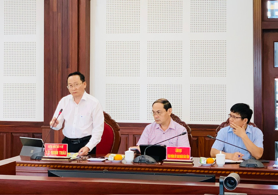 Ông Lý Minh Thái-Giám đốc Sở Y tế tỉnh báo cáo tình hình thực hiện công tác y tế trên địa bàn tỉnh. Ảnh: Như Nguyện Ông Lý Minh Thái-Giám đốc Sở Y tế tỉnh báo cáo tình hình thực hiện công tác y tế trên địa bàn tỉnh. Ảnh: Như Nguyện