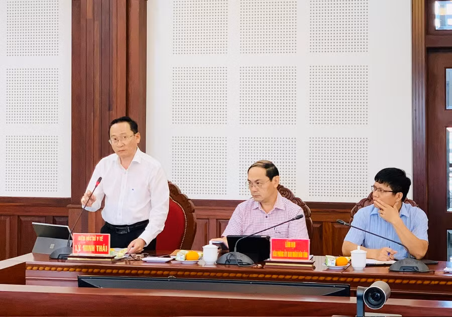 Ông Lý Minh Thái-Giám đốc Sở Y tế tỉnh báo cáo tình hình thực hiện công tác y tế trên địa bàn tỉnh. Ảnh: Như Nguyện