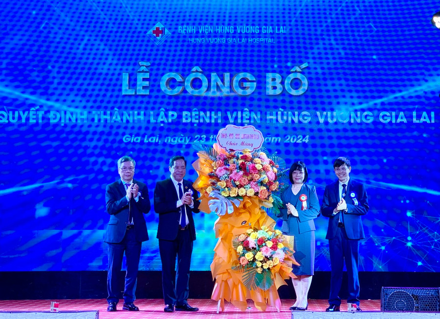 Phó Chủ tịch UBND tỉnh Gia Lai Nguyễn Thị Thanh Lịch tặng hoa chúc mừng Bệnh viện Hùng Vương Gia Lai. Ảnh: Như Nguyện Phó Chủ tịch UBND tỉnh Gia Lai Nguyễn Thị Thanh Lịch tặng hoa chúc mừng Bệnh viện Hùng Vương Gia Lai. Ảnh: Như Nguyện