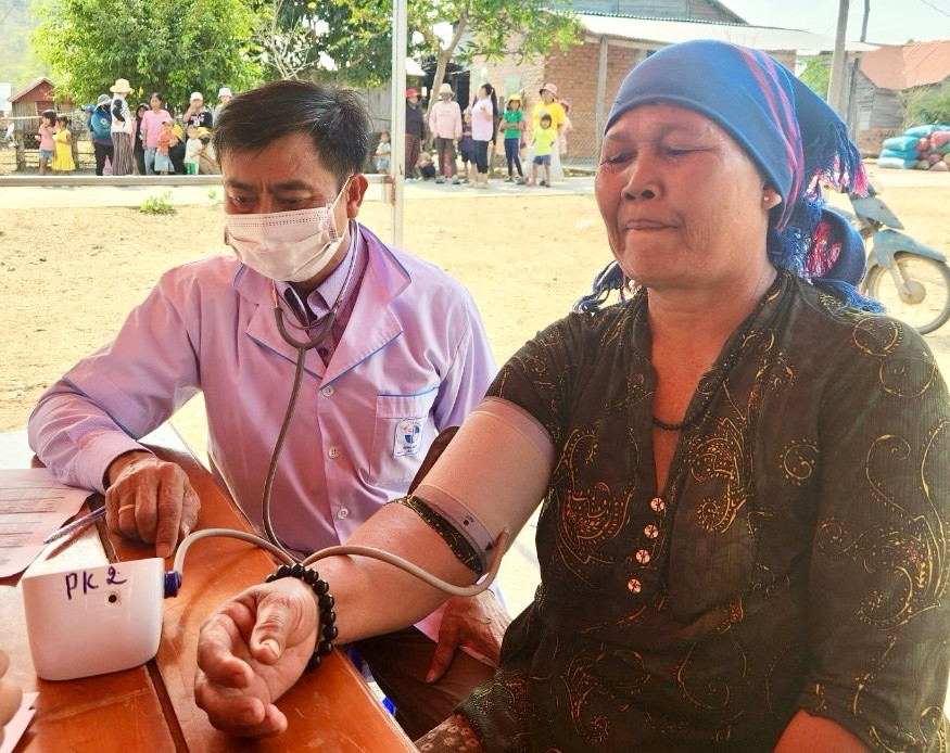 Đoàn bác sĩ Sở Y tế tỉnh khám bệnh, phát thuốc cho 120 hộ dân thôn Plei Hek. Ảnh: Như Nguyện Đoàn bác sĩ Sở Y tế tỉnh khám bệnh, phát thuốc cho 120 hộ dân thôn Plei Hek. Ảnh: Như Nguyện