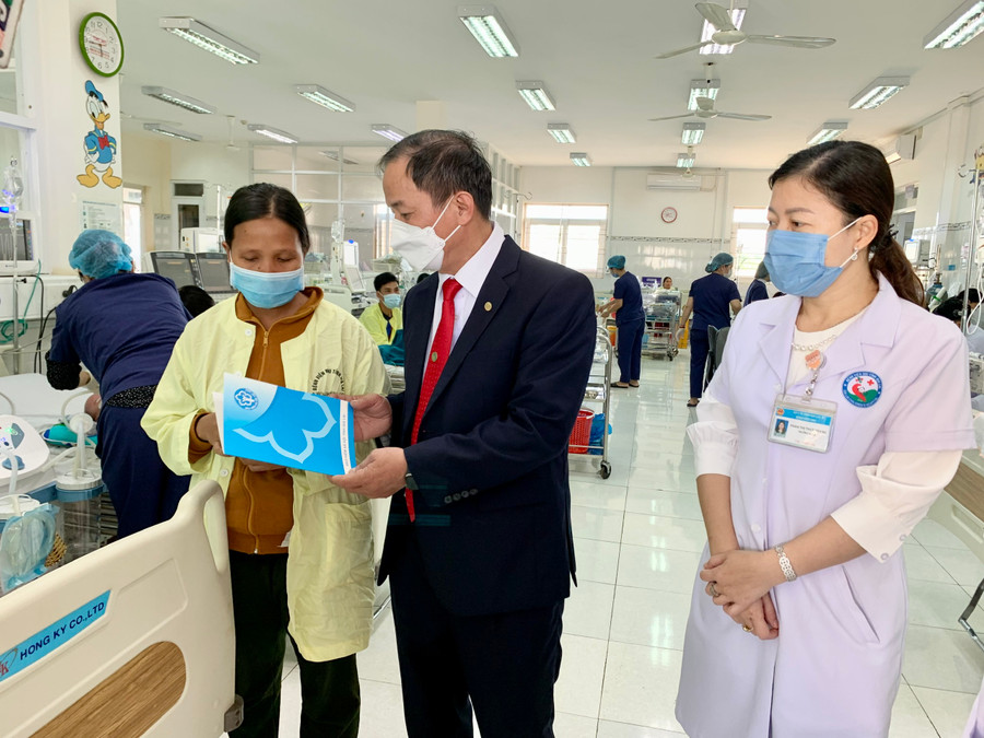 Ông Lê Quốc Khánh-Phó Giám đốc BHXH Gia Lai thăm, tặng quà bệnh nhân nghèo khó khăn điều trị tại Khoa Hồi sức tích cực chống độc (Bệnh viện Nhi Gia Lai). Ảnh: Như Nguyện