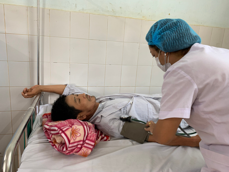 Nhân viên y tế Khoa Bệnh nhiệt đới (Bệnh viện Đa khoa tỉnh) chăm sóc bệnh nhân SXH. Ảnh: Như Nguyện Nhân viên y tế Khoa Bệnh nhiệt đới (Bệnh viện Đa khoa tỉnh) chăm sóc bệnh nhân SXH. Ảnh: Như Nguyện