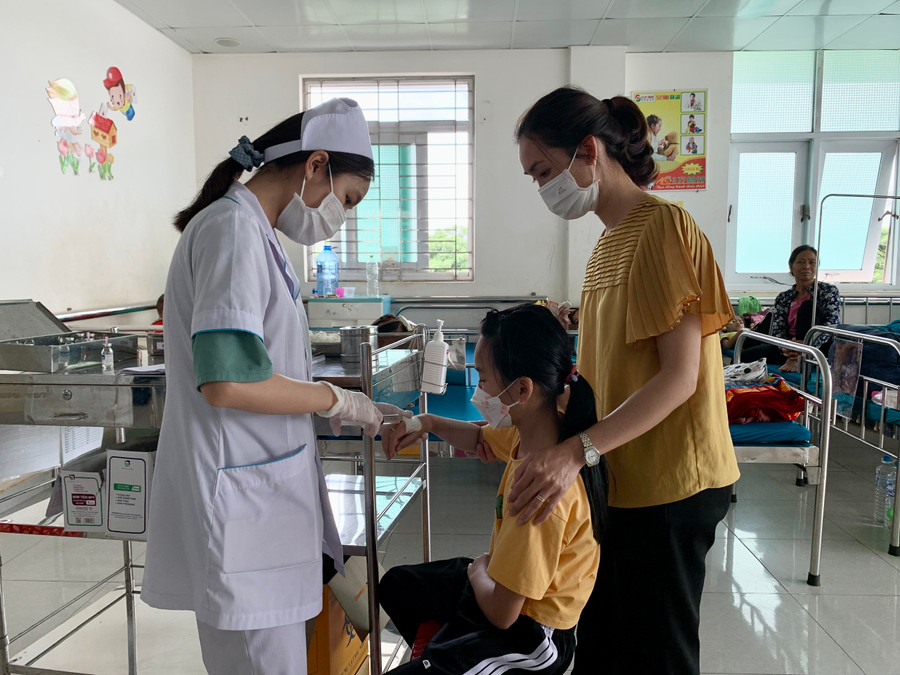 Chăm sóc bệnh nhi SXH tại Bệnh viện Nhi Gia Lai. Ảnh: Như Nguyện