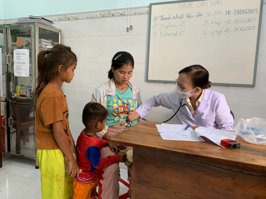 Bác sĩ thăm khám sức khỏe bà mẹ, trẻ em vùng đồng bào dân tộc thiểu số. Ảnh: Như Nguyện