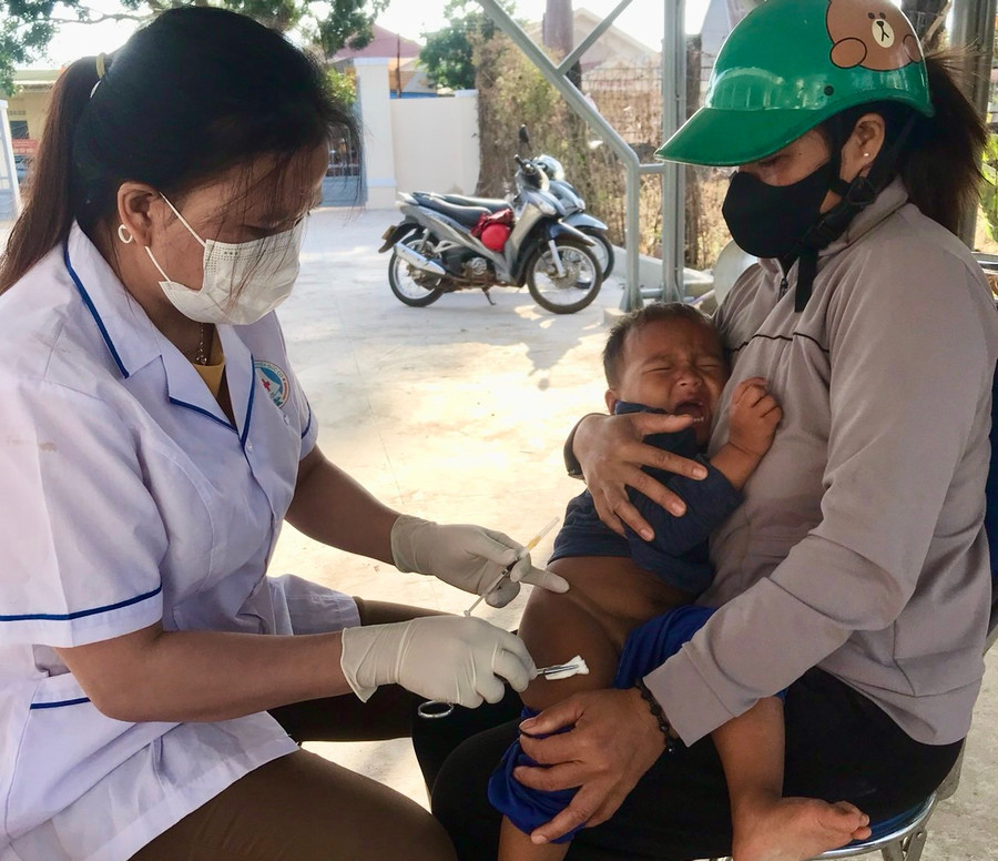 Trung tâm Y tế các huyện, thị xã, thành phố chỉ đạo các xã, phường, thị trấn triển khai hoàn tất tiêm vắc xin DPT-VGB-Hib cho các đối trượng theo quy định. Ảnh: Như Nguyện Trung tâm Y tế các huyện, thị xã, thành phố chỉ đạo các xã, phường, thị trấn triển khai hoàn tất tiêm vắc xin DPT-VGB-Hib cho các đối trượng theo quy định. Ảnh: Như Nguyện