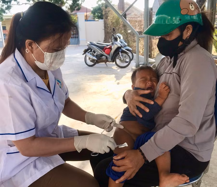 Trung tâm Y tế các huyện, thị xã, thành phố chỉ đạo các xã, phường, thị trấn triển khai hoàn tất tiêm vắc xin DPT-VGB-Hib cho các đối trượng theo quy định. Ảnh: Như Nguyện Trung tâm Y tế các huyện, thị xã, thành phố chỉ đạo các xã, phường, thị trấn triển khai hoàn tất tiêm vắc xin DPT-VGB-Hib cho các đối trượng theo quy định. Ảnh: Như Nguyện