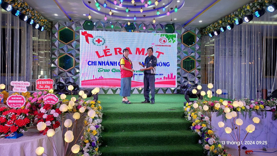 Bà Ngô Thị Loan (bên trái)- Chủ nhiệm Câu lạc bộ tình nguyện viên máu nóng Ia Grai nhận quyết định thành lập câu lạc bộ. Ảnh: Lê Đức Lâu Bà Ngô Thị Loan (bên trái)- Chủ nhiệm Câu lạc bộ tình nguyện viên máu nóng Ia Grai nhận quyết định thành lập câu lạc bộ. Ảnh: Lê Đức Lâu