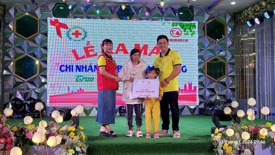 Câu lạc bộ tình nguyện viên máu nóng Ia Grai trao quà cho gia đình cháu Ngân Thị Ngọc Mận. Ảnh: Lê Đức Lâu Câu lạc bộ tình nguyện viên máu nóng Ia Grai trao quà cho gia đình cháu Ngân Thị Ngọc Mận. Ảnh: Lê Đức Lâu