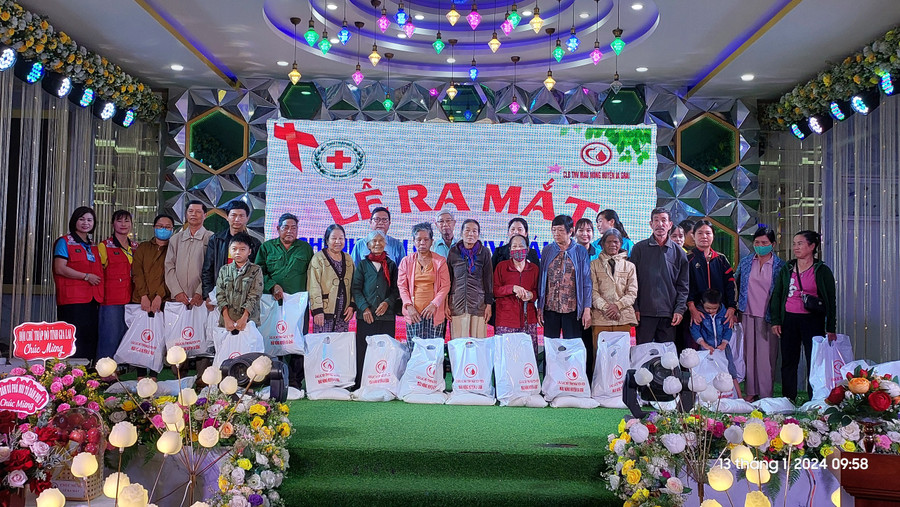 Câu lạc bộ tình nguyện viên máu nóng Ia Grai trao quà hộ nghèo, khó khăn, trẻ mồ côi trên địa bàn huyện. Ảnh: Lê Đức Lâu Câu lạc bộ tình nguyện viên máu nóng Ia Grai trao quà hộ nghèo, khó khăn, trẻ mồ côi trên địa bàn huyện. Ảnh: Lê Đức Lâu