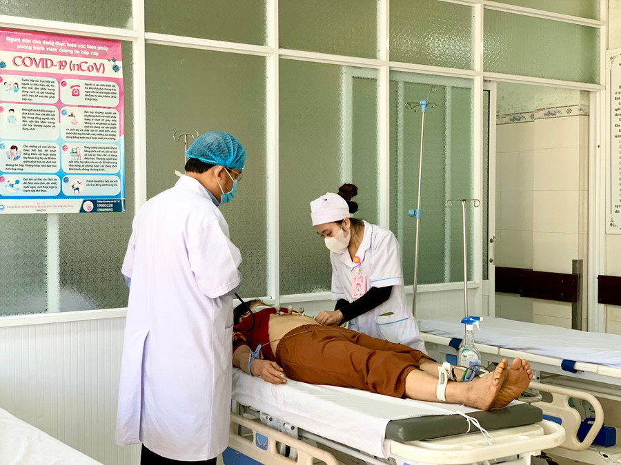 Khám chữa bệnh, cấp cứu cho người dân tại Bệnh viện Đa khoa tỉnh. Ảnh: Như Nguyện Khám chữa bệnh, cấp cứu cho người dân tại Bệnh viện Đa khoa tỉnh. Ảnh: Như Nguyện