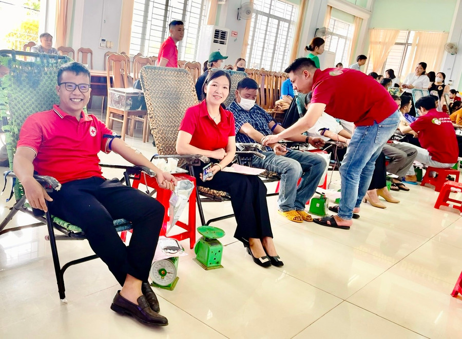 Đông đảo người dân huyện Chư Prông tham gia hiến máu tình nguyện sáng 28-3. Ảnh: Kiên Bình Đông đảo người dân huyện Chư Prông tham gia hiến máu tình nguyện sáng 28-3. Ảnh: Kiên Bình